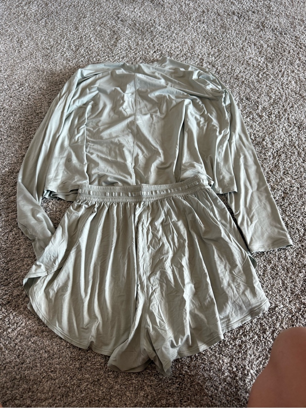 Women’s Lightweight Long-Sleeve Top & Shorts Loungewear Set in Sage LuluLemon - Picture 8 of 8